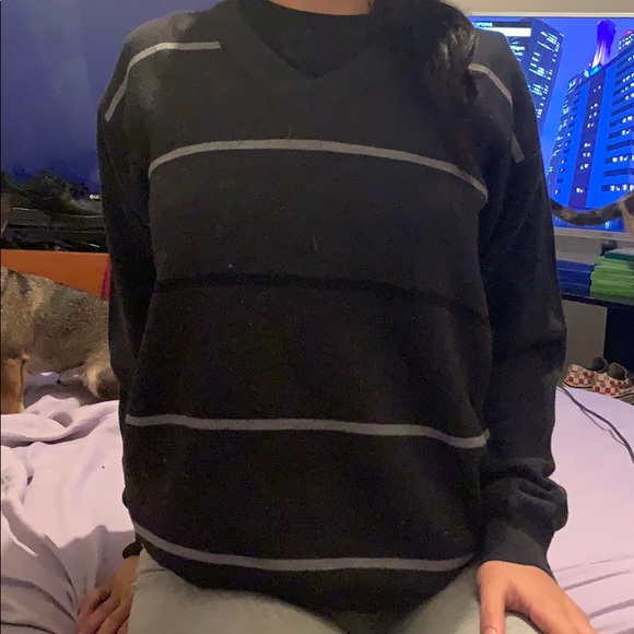 a sweater - Picture 3 of 3